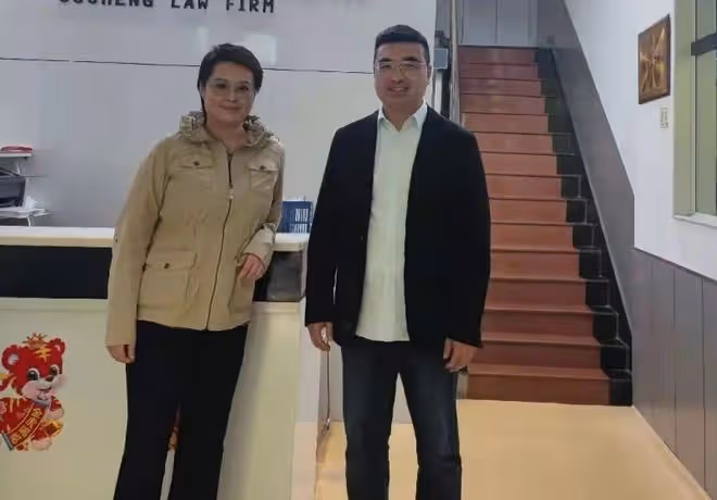 50歲袁立去親戚婚禮吃席,變國字臉樸素似大媽,笑言自己當婆婆了