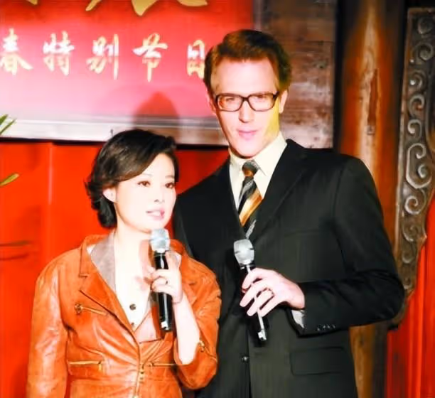 50歲袁立去親戚婚禮吃席,變國字臉樸素似大媽,笑言自己當婆婆了