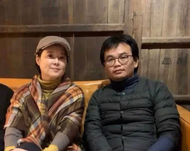 50歲袁立去親戚婚禮吃席,變國字臉樸素似大媽,笑言自己當婆婆了