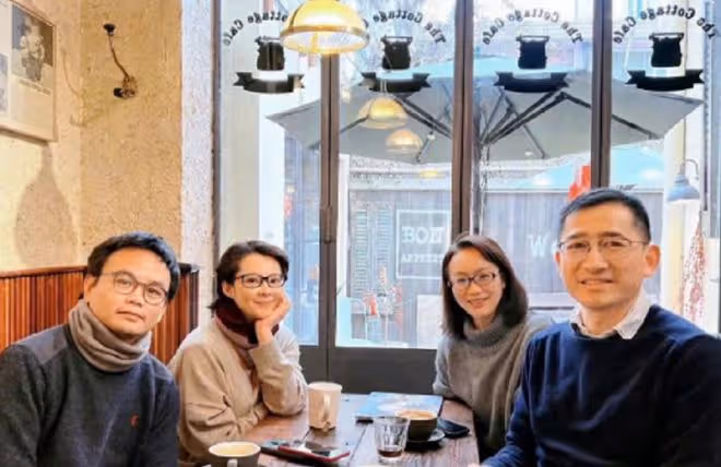 50歲袁立去親戚婚禮吃席,變國字臉樸素似大媽,笑言自己當婆婆了
