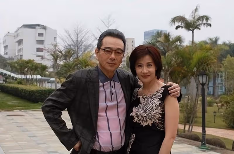 出道37年的張晨光0緋聞，50歲妻子容顏不老，戲外生活幸福美滿。