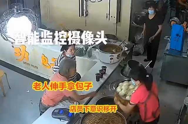 看老人可憐，免費供吃1年肉包，她卻因「包子滲湯汁」怒砸店員，店主：真的太心寒