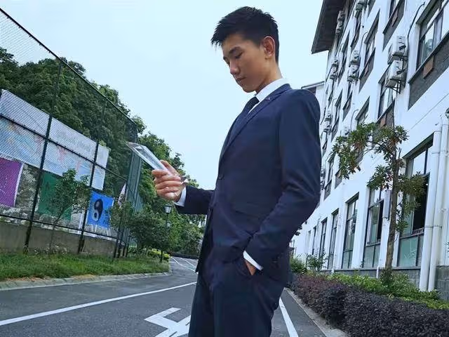 單親爸獨自養兒！放棄高薪工作「花17年拍20萬張照紀錄」翻出照片「從襁褓中到翩翩少年」淚喊：兒子來報恩