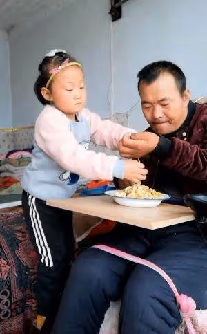 父親意外截癱，狠心媽帶弟弟拿存摺離開「獨留8歲女童照顧癱父」，靠直播父女日常賺賞錢：想陪女兒久一點。