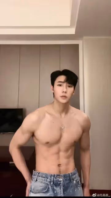 《千金ㄚ鬟》二爺每集都在脫,不穿更好看的男星!張凌赫、龔俊脫衣超級壯