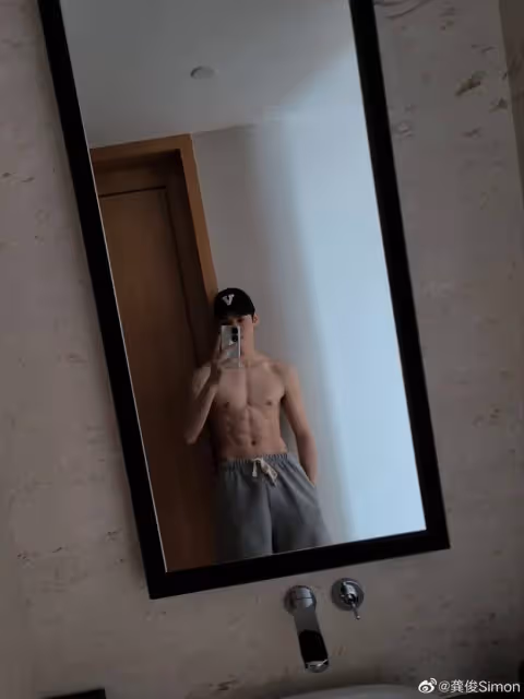 《千金ㄚ鬟》二爺每集都在脫，不穿更好看的男星！張凌赫、龔俊脫衣超級壯