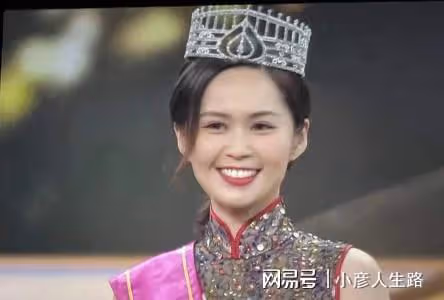 港姐三甲出爐，前TVB小生林俊賢女兒奪冠，「翻版孫藝珍」獲兩獎