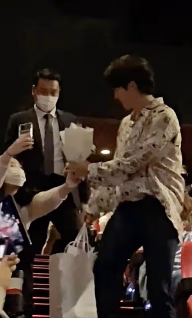 孫藝珍懷孕後玄彬40歲生日,女兒級小粉絲舉牌告白!准爸爸表情失控