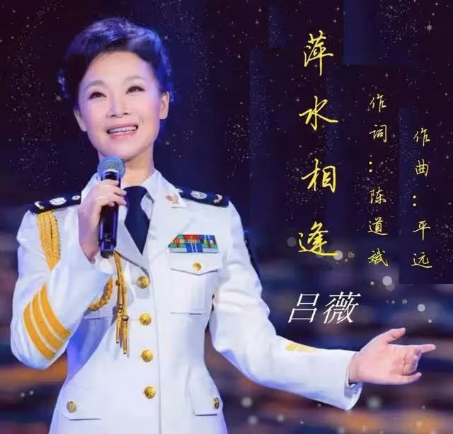 50歲知名歌唱家首曬三胞胎視頻，跪地為娃背書包，至今未婚無緋聞