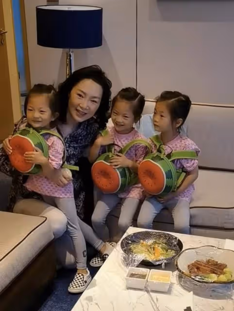 50歲知名歌唱家首曬三胞胎視頻,跪地為娃背書包,至今未婚無緋聞