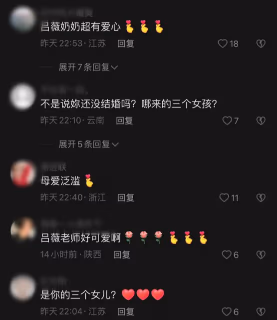50歲知名歌唱家首曬三胞胎視頻,跪地為娃背書包,至今未婚無緋聞