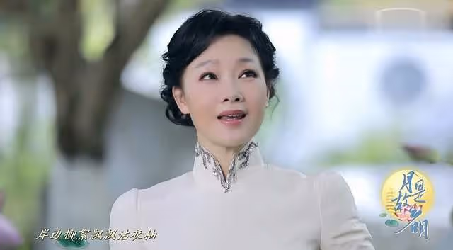 50歲知名歌唱家首曬三胞胎視頻,跪地為娃背書包,至今未婚無緋聞