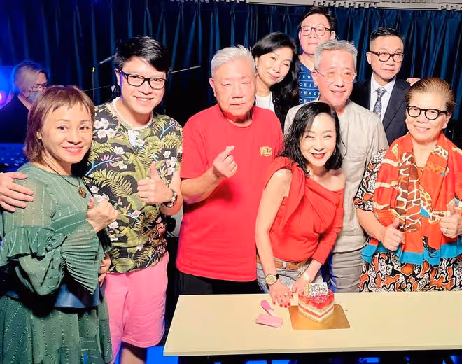 64歲魏秋樺迎新戀情?攜白髮男連開3場派對慶生,被摟腰表現親密