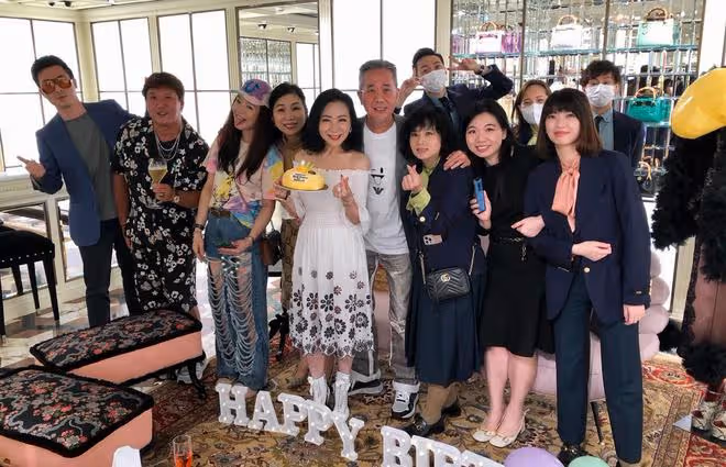 64歲魏秋樺迎新戀情?攜白髮男連開3場派對慶生,被摟腰表現親密