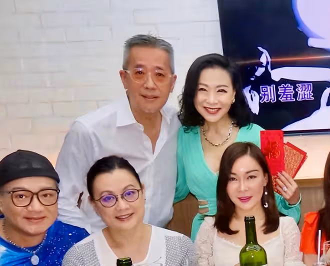 64歲魏秋樺迎新戀情?攜白髮男連開3場派對慶生,被摟腰表現親密