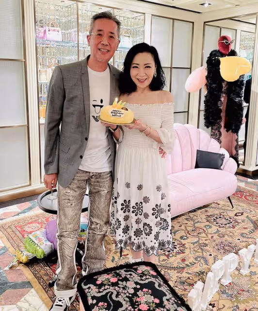 64歲魏秋樺迎新戀情?攜白髮男連開3場派對慶生,被摟腰表現親密