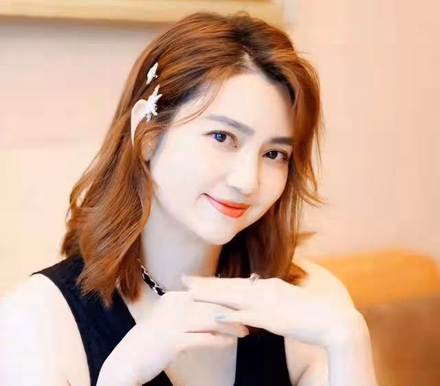 知名港圈女神現身小縣城商演!出場費高達60萬,唱歌頻頻走音
