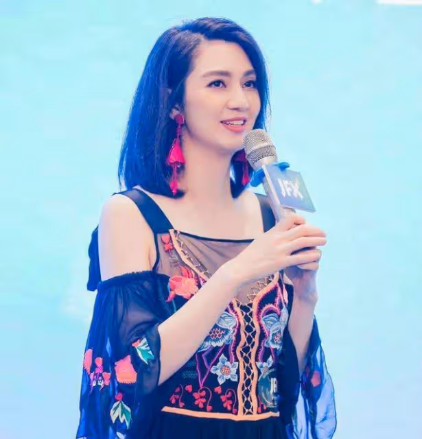 知名港圈女神現身小縣城商演!出場費高達60萬,唱歌頻頻走音