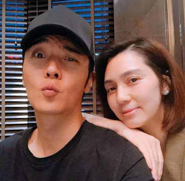 知名港圈女神現身小縣城商演!出場費高達60萬,唱歌頻頻走音