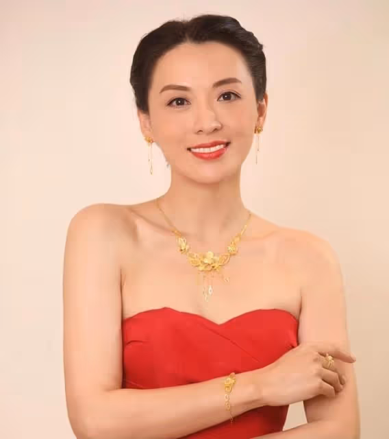 恭喜!TVB知名女星與小5歲醫生男友今日大婚,滿身金器貴氣逼人