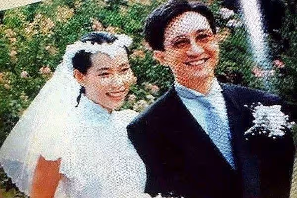 結婚34年老公8次出軌, 她堅持不離婚 一生無兒無女,今58歲優雅依舊與老公日常秀恩愛