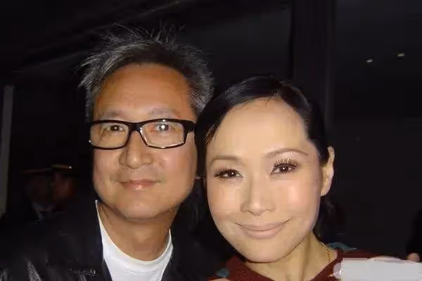 結婚34年老公8次出軌, 她堅持不離婚 一生無兒無女,今58歲優雅依舊與老公日常秀恩愛