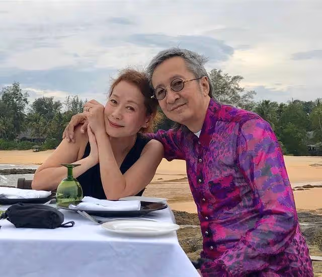 結婚34年老公8次出軌, 她堅持不離婚 一生無兒無女,今58歲優雅依舊與老公日常秀恩愛