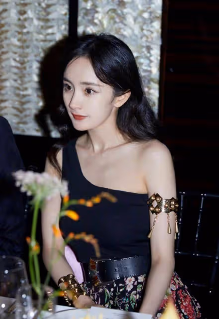 楊冪、唐嫣最新出鏡生圖PK!前者似百變妖精,後者粉美宛如18少女