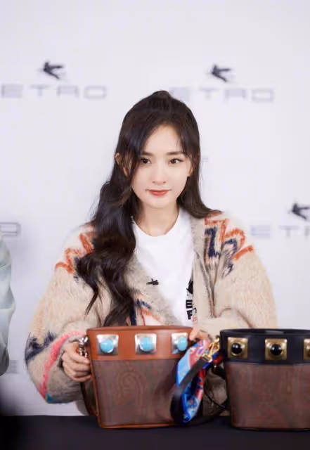 楊冪、唐嫣最新出鏡生圖PK!前者似百變妖精,後者粉美宛如18少女