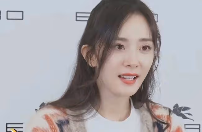 楊冪、唐嫣最新出鏡生圖PK！前者似百變妖精，後者粉美宛如18少女