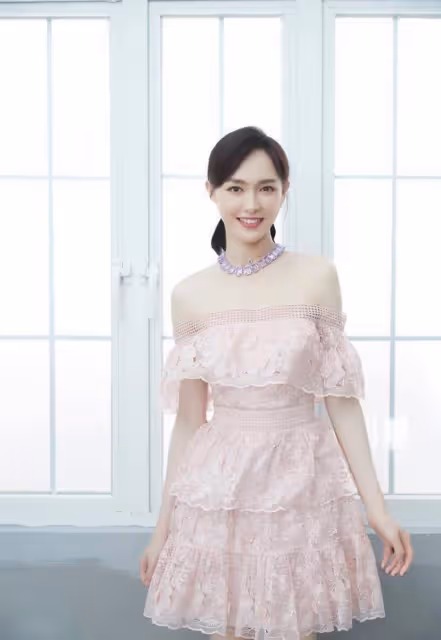 楊冪、唐嫣最新出鏡生圖PK！前者似百變妖精，後者粉美宛如18少女