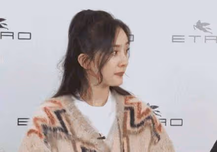 楊冪、唐嫣最新出鏡生圖PK！前者似百變妖精，後者粉美宛如18少女