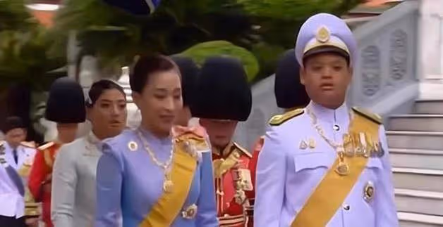 驚聞西拉米回歸又被攔阻,提幫功王子痛苦萬分,祈禱母親一切平安