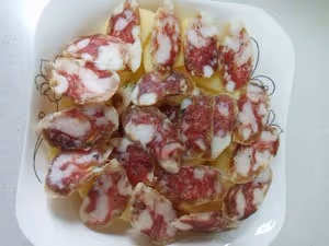 土豆蒸香腸
