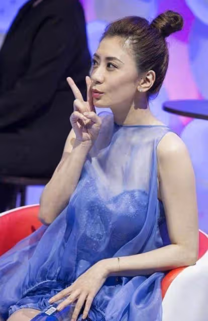 47歲賈靜雯完全看不出是3個孩子媽媽，「薄紗裙」若隱若現，穿出少女味道：說27歲都信