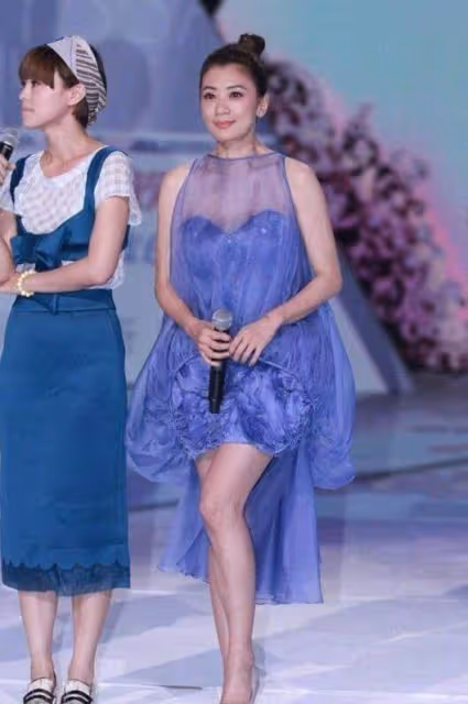47歲賈靜雯完全看不出是3個孩子媽媽，「薄紗裙」若隱若現，穿出少女味道：說27歲都信
