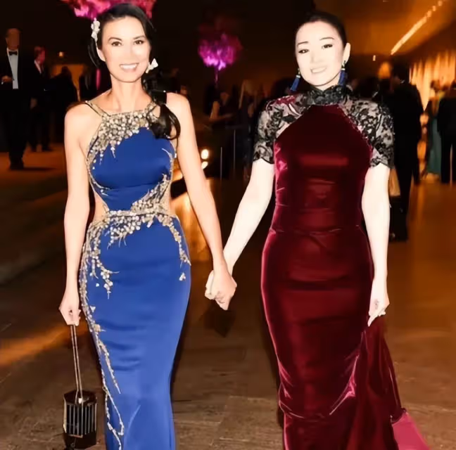 鞏俐和鄧文迪同框，同穿古風禮服氣質差很大，一個含蓄一個張揚：盡顯典雅大氣
