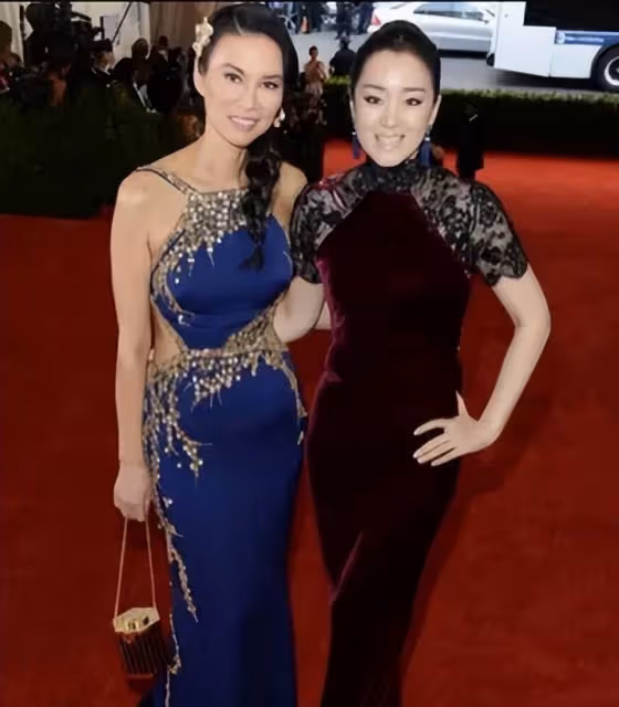 鞏俐和鄧文迪同框，同穿古風禮服氣質差很大，一個含蓄一個張揚：盡顯典雅大氣