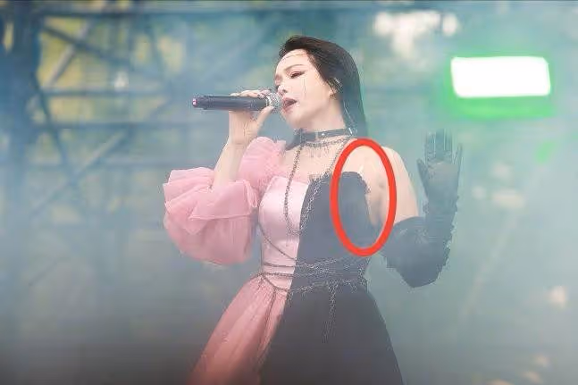 54歲伊能靜不服老，穿「獨臂」公主風裙裝，身材好到看不出年齡，網友：看來二婚嫁給了愛情