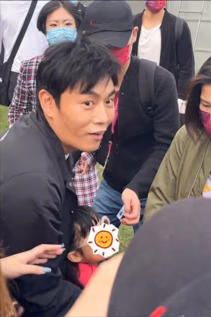 54歲伊能靜不服老，穿「獨臂」公主風裙裝，身材好到看不出年齡，網友：看來二婚嫁給了愛情