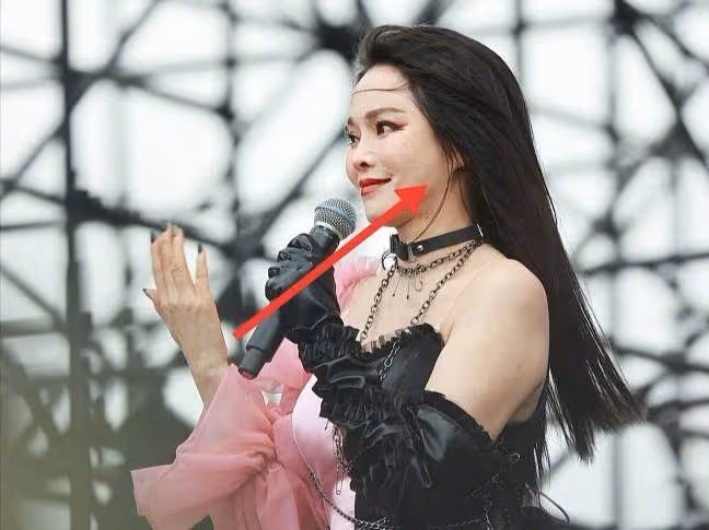 54歲伊能靜不服老，穿「獨臂」公主風裙裝，身材好到看不出年齡，網友：看來二婚嫁給了愛情