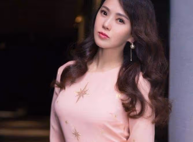 54歲伊能靜不服老，穿「獨臂」公主風裙裝，身材好到看不出年齡，網友：看來二婚嫁給了愛情