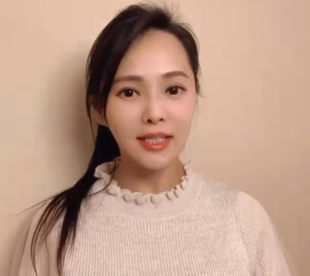 54歲伊能靜不服老，穿「獨臂」公主風裙裝，身材好到看不出年齡，網友：看來二婚嫁給了愛情