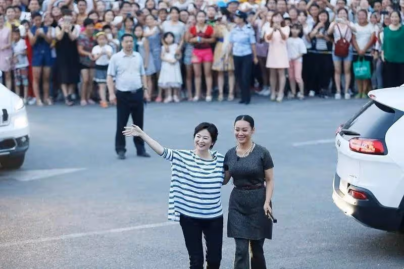 67歲林青霞太會保養！穿條紋T恤+牛仔褲穿出學生既視感，寧靜也上頭