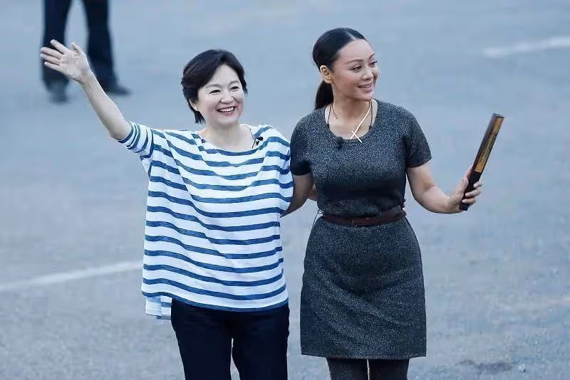 67歲林青霞太會保養！穿條紋T恤+牛仔褲穿出學生既視感，寧靜也上頭