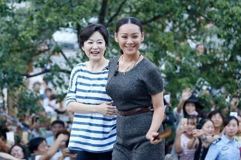 67歲林青霞太會保養！穿條紋T恤+牛仔褲穿出學生既視感，寧靜也上頭