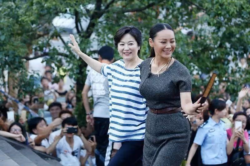 67歲林青霞太會保養！穿條紋T恤+牛仔褲穿出學生既視感，寧靜也上頭