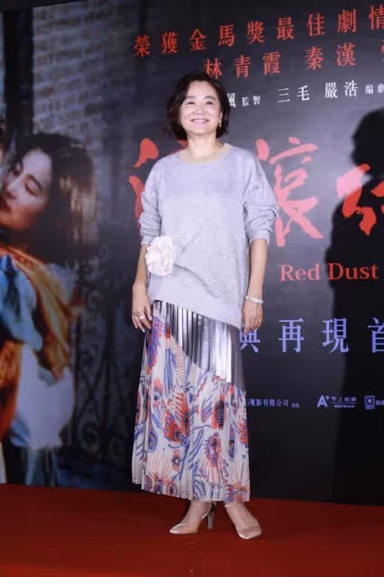 67歲林青霞太會保養！穿條紋T恤+牛仔褲穿出學生既視感，寧靜也上頭