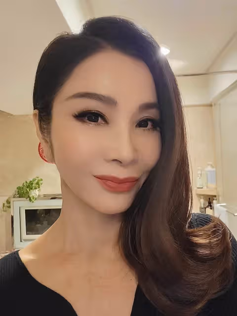 終結6年單身?陳美鳳無預警:甜曬牽手照自曝找到真愛,熊抱鮮肉男他都會唱歌給我聽,親友全部都來了