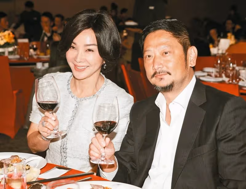 終結6年單身?陳美鳳無預警:甜曬牽手照自曝找到真愛,熊抱鮮肉男他都會唱歌給我聽,親友全部都來了